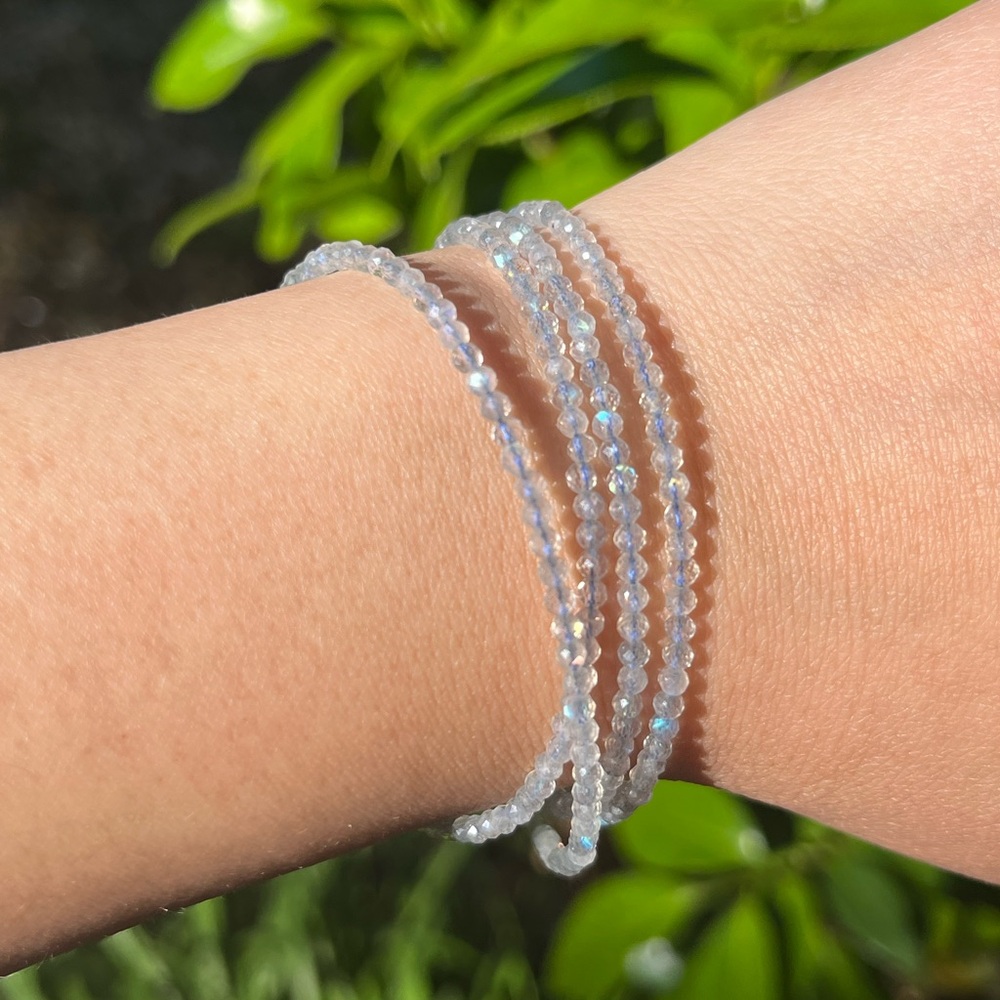 Dainty Facated labradorite‎ with magmatic clasp